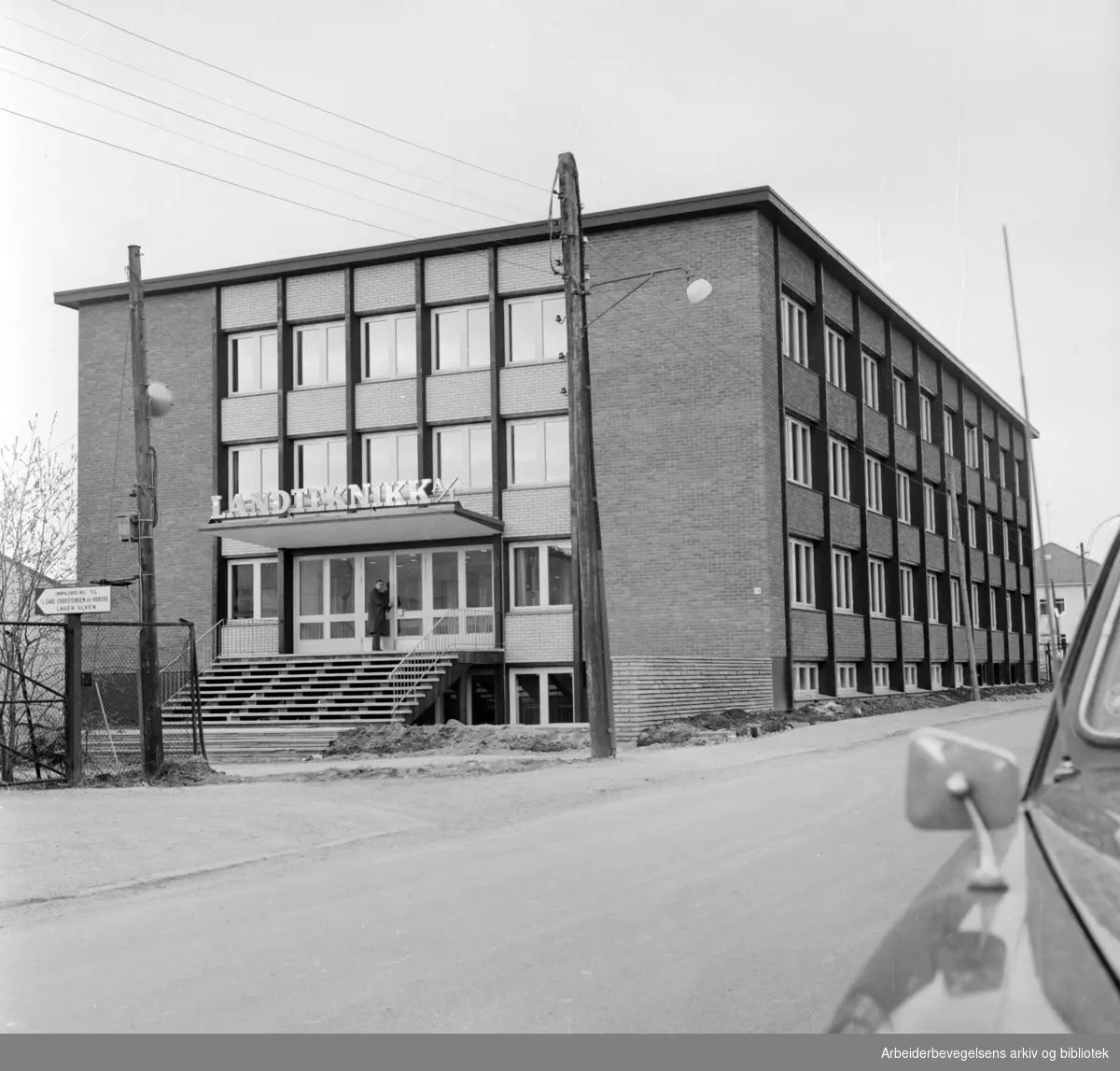 Ulven Landteknikk A/S. Her produseres og omsettes teknisk utstyr, driftsmidler og rekvisita for jordbrukets foredlings og omsetningsvirksomhet. April 1965
