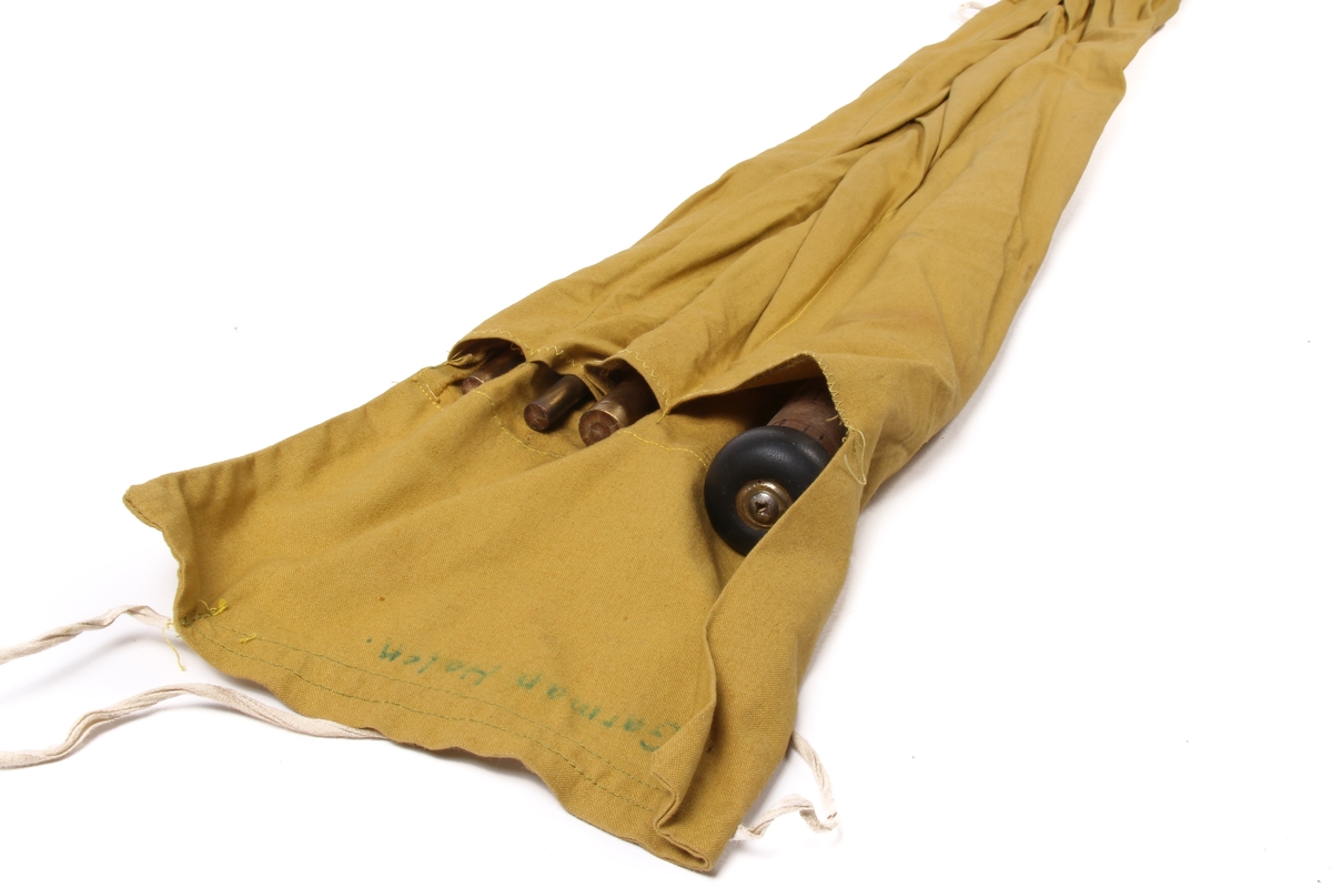 Tredelt fiskestang av type tohands splitcane med ekstra tupp og futeral. Den sekskanta stanga er laga av bambus og handtaket av kork.