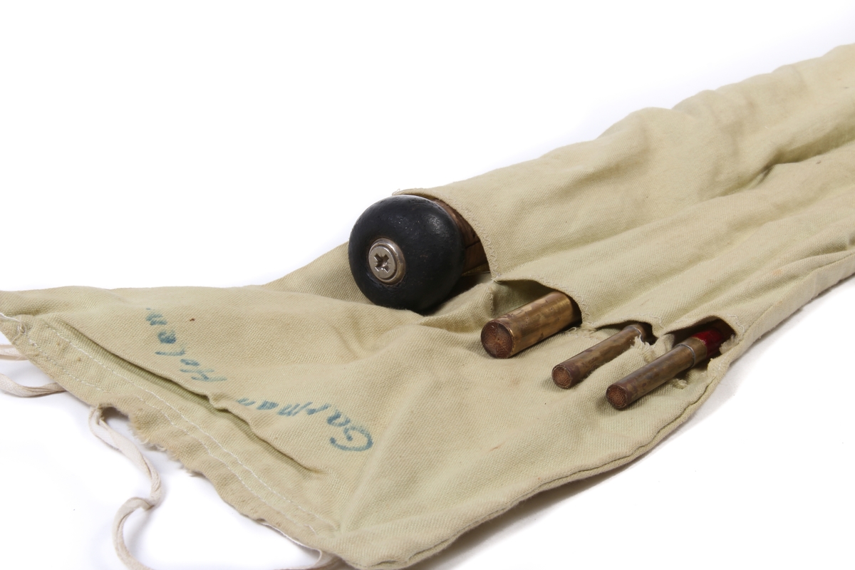 Den sekskanta stanga er laga av bambus og handtaket av kork.
Tredelt stang med ekstra tupp.