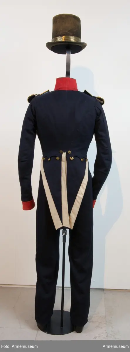Grupp C: I.
Frack av mörkblått kläde med röd krage och ärmuppslag, med korprals och ordningsmans distinktion (primaries) på kragen.