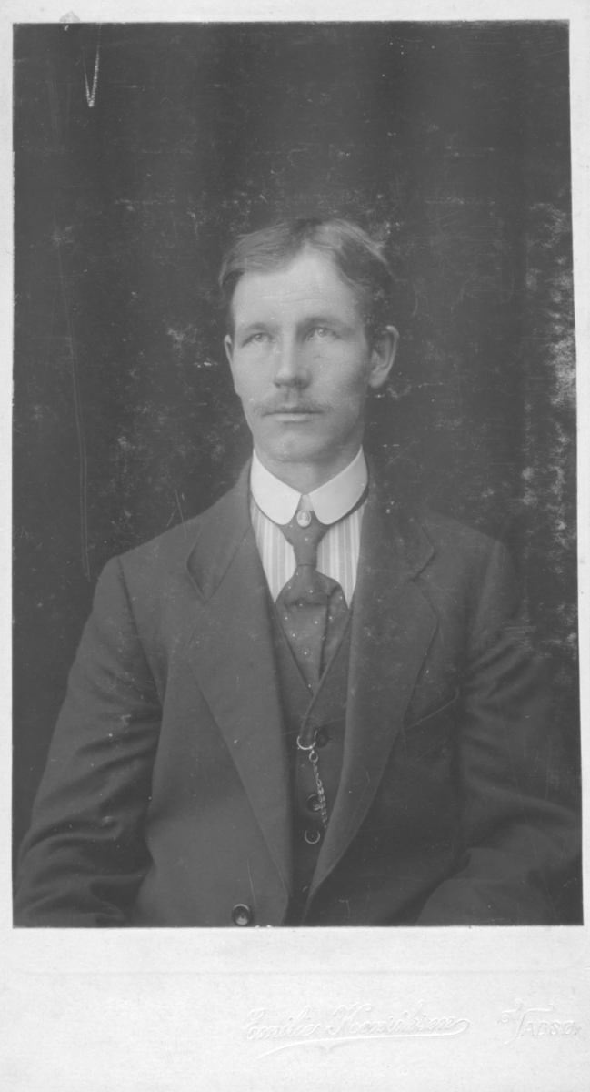 Album med portrettbilder. Albumet har tilhørt Aksel Konrad Mikkola og hans hustru Kathinka Marie, f. Mikkelsen. Det er nå i Solbjørg Mikkolas eie. Navnene til de portretterte er for en stor del ukjente, men mange er fra Neiden og Sør-Varanger. Kathinka kom opprinnelig fra Lofoten, og en del av bildene viser hennes familie i Nordland