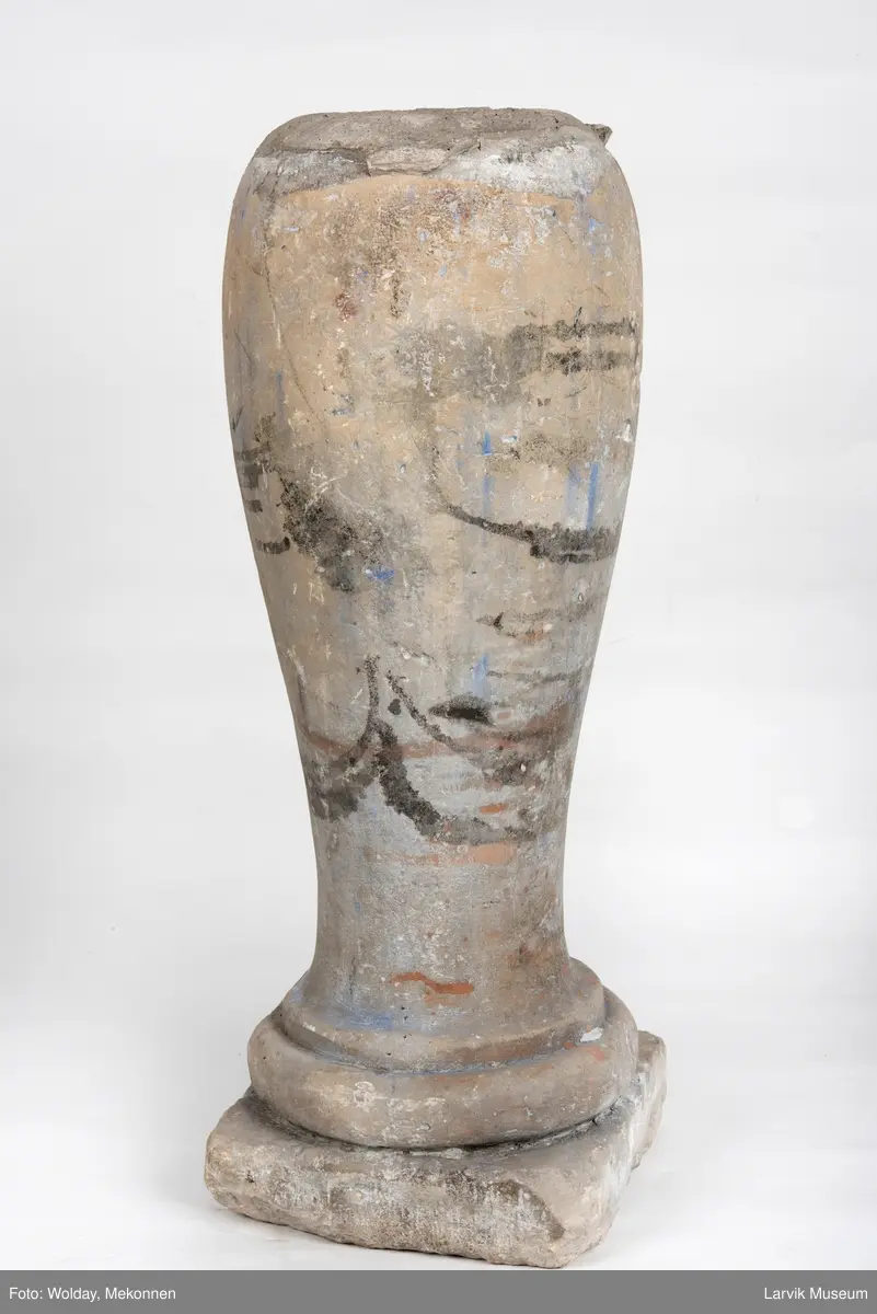 Har rester av dekor.