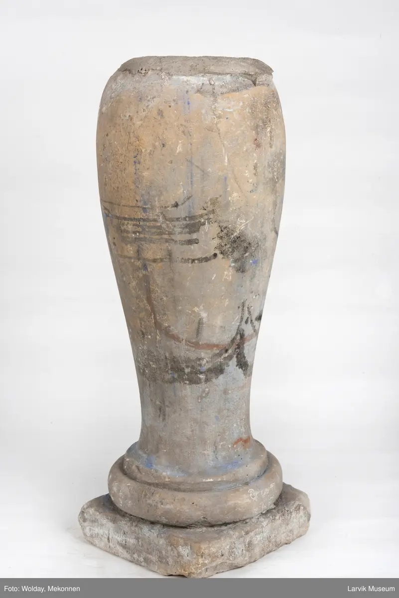 Har rester av dekor.