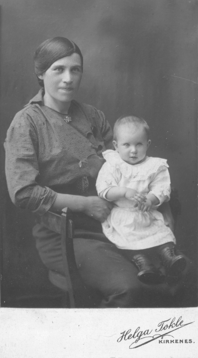 Album med portrettbilder. Albumet har tilhørt Aksel Konrad Mikkola og hans hustru Kathinka Marie, f. Mikkelsen. Det er nå i Solbjørg Mikkolas eie. Navnene til de portretterte er for en stor del ukjente, men mange er fra Neiden og Sør-Varanger. Kathinka kom opprinnelig fra Lofoten, og en del av bildene viser hennes familie i Nordland