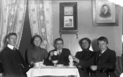 To kvinner og tre menn ved kaffibordet, ukjende