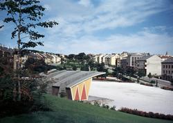 Foto fra Kirketomta med den fargerike Paviljongen der. Fotog