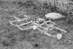 Barnelek, gård, kongler, husdyr,