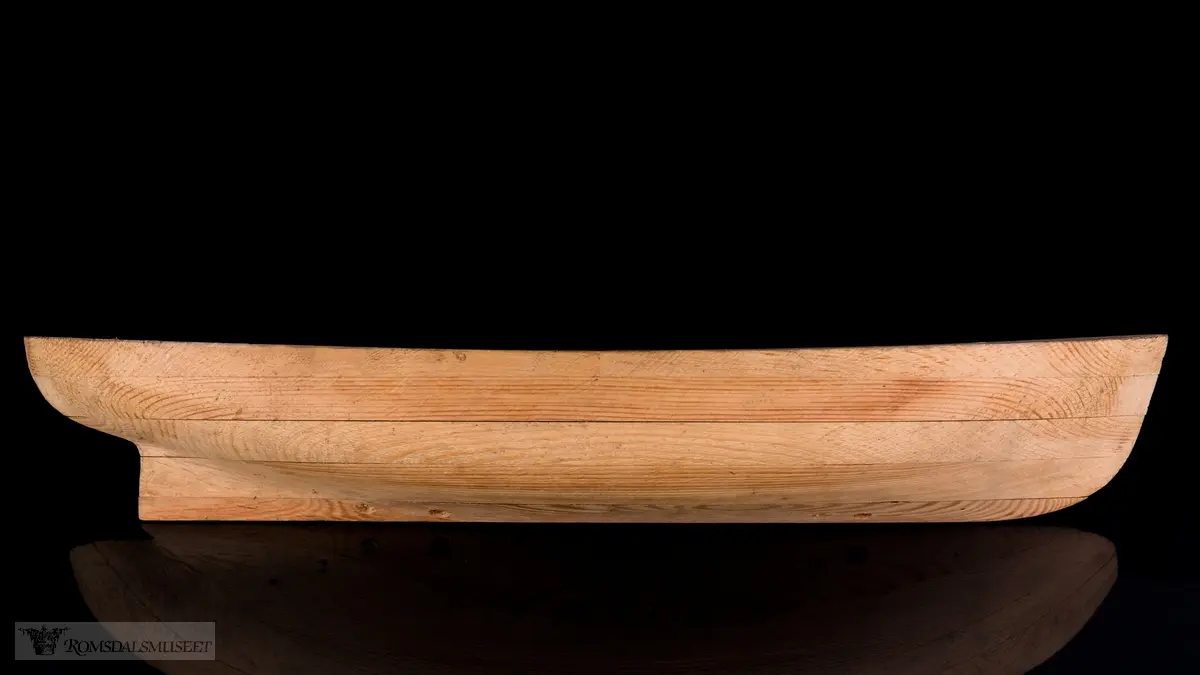 En tredimensjonal modell av lengdesnittet av en båt til hjelp ved bygging av fullskala båter.