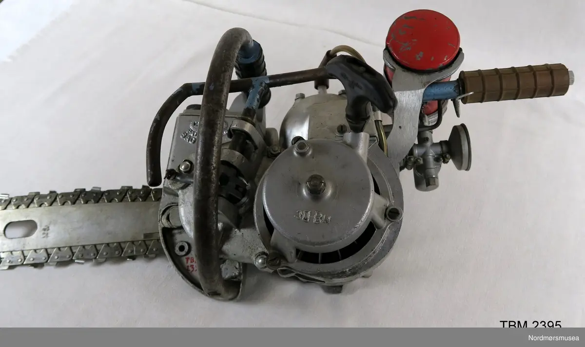 Jobu Junior (?) er ei kjedesag med åpen motor og drivstofftank.
10 kg tung.