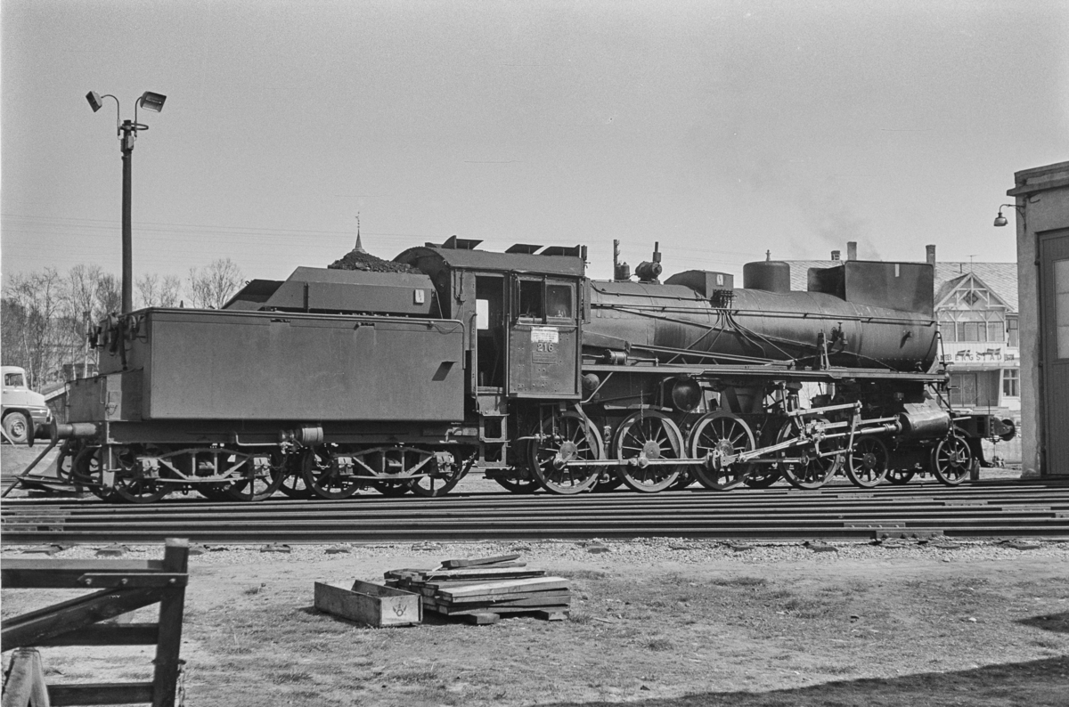 Damplokomotiv type 26a nr. 216 ved lokomotivstallen på Røros stasjon.