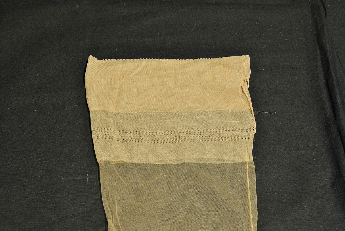 2 stykk nylonstrømper. A og B