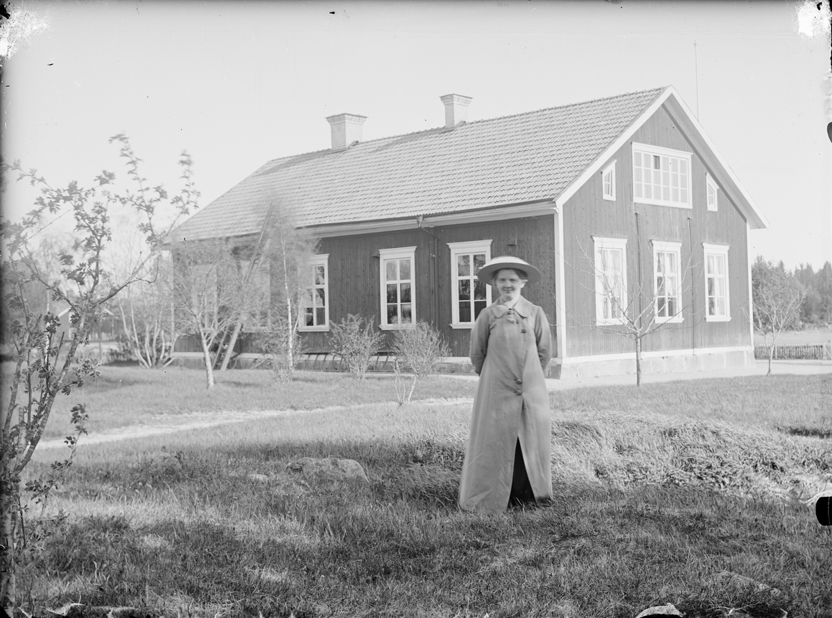 Lärarinnan Signe Anna Elisabet Haggren framför Ekeby kyrkskola, Uppland