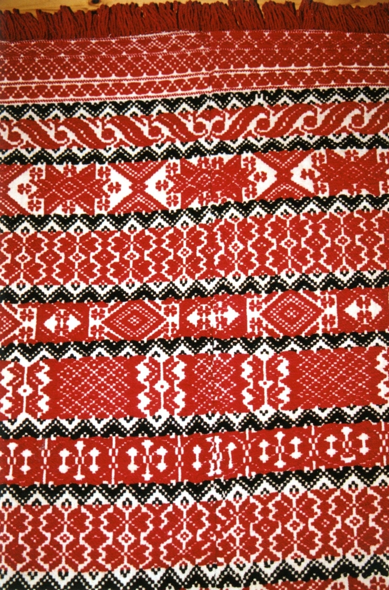 Kristnaåkle i skillbragd. Brukes rundt barnet på dåpsdagen.

Tilstand: Meget god.