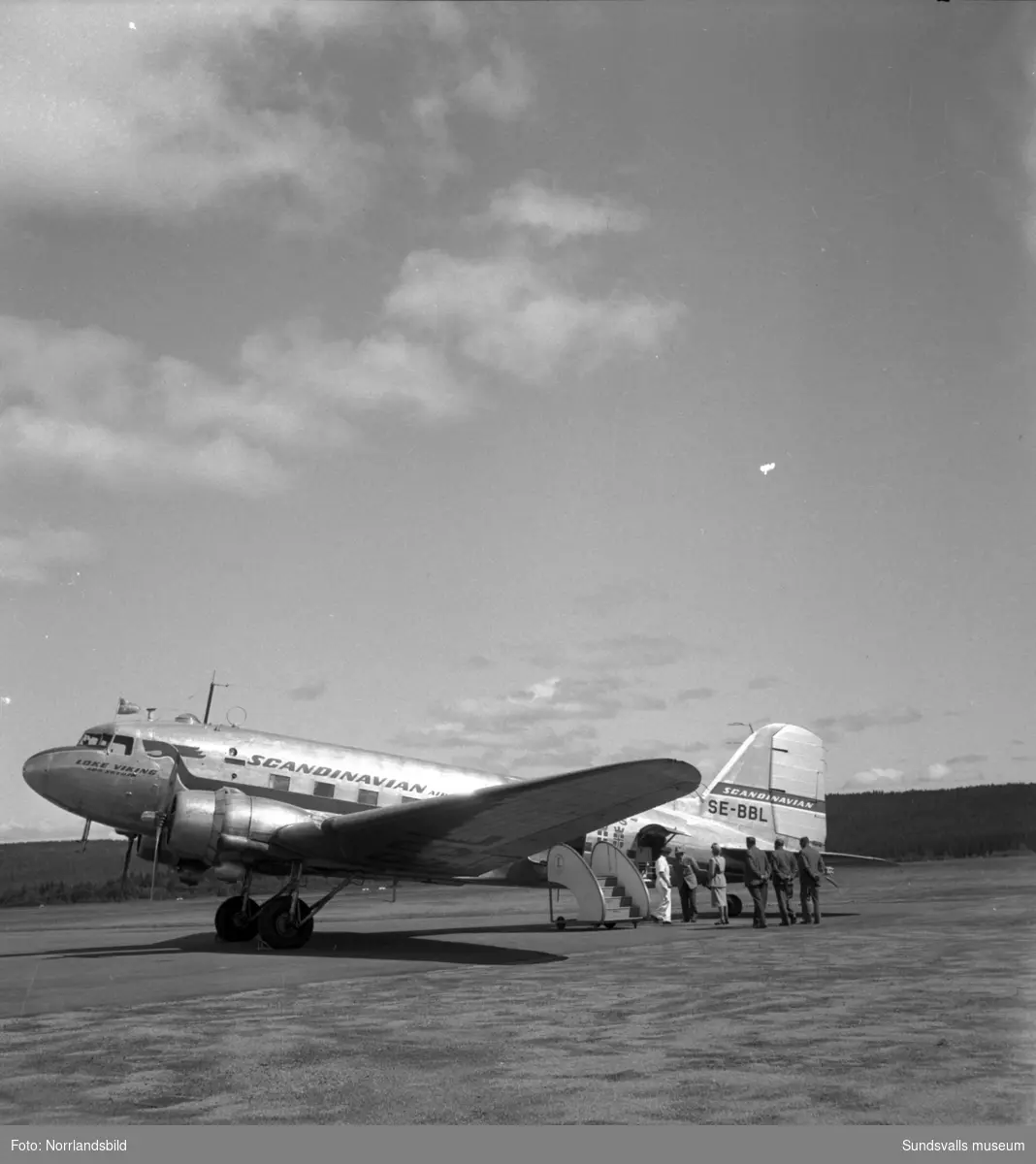 Ett flygplan, DC3, på Midlanda.