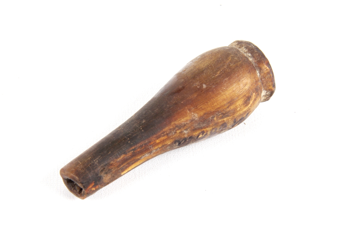 Fem ganske like kniplepinner laget av horn.