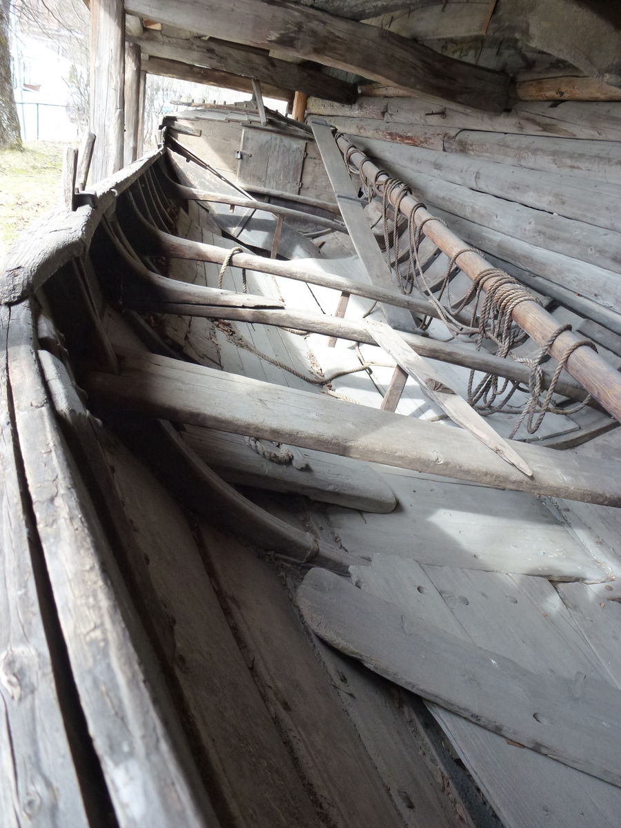 "Lestabåt" av Åfjordstype, med mast. Tauverk rundt masta. Veng i bakskottet. Tannet feste for rorkulten på vengen. 4 tolleganger. Tverr rong i forstevnen. Gjennom loten er et hull.