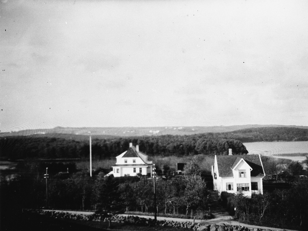 Fremst huset til Abraham I. Hognestad (20.7.1919 - 22.8.2010), bnr. 41. Lengst borte er huset til Torger Erland (11.6.1892 - 2.12.1979), bnr. 43. I bakgrunnen Frøylandsvatnet og Njåskogen.