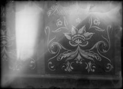 Rikard Berges fotoarkiv. Rosemalt kiste. Bildet er tatt i 19