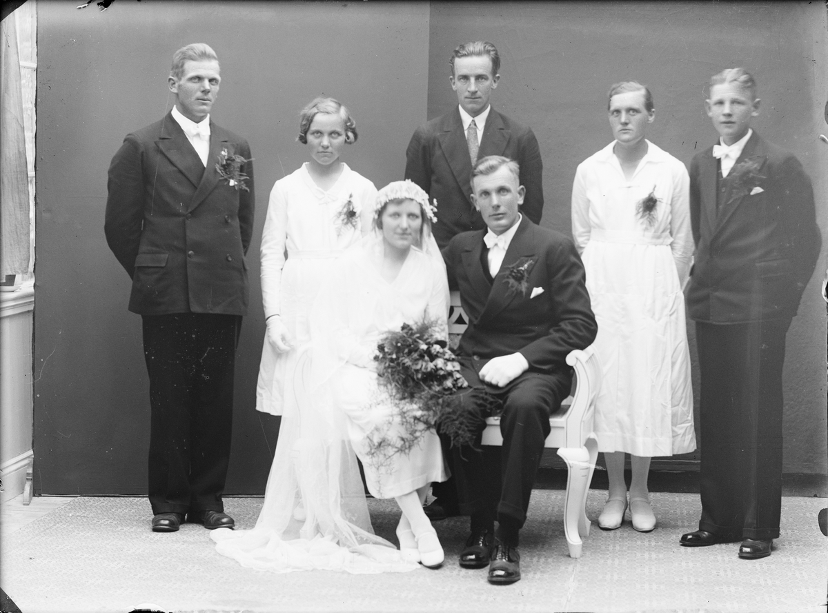 Ateljéporträtt - brudpar med bröllopsfölje, Alunda, Uppland