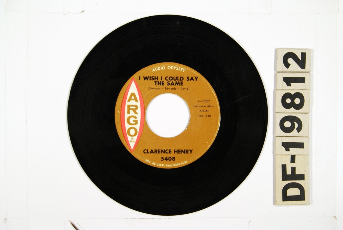 "Platen har sammen med en større samling grammofoner, plater og radioutstyr tilhørt en privatperson i Egersund."

Vinylsingel med papircover.