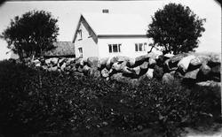 Heimahuset på Ree bnr. 123. Løa i bakgrunnen brann ned til g