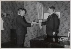 Betjent Norheim mottar utmerkelse fra Statspolitisjefen den 