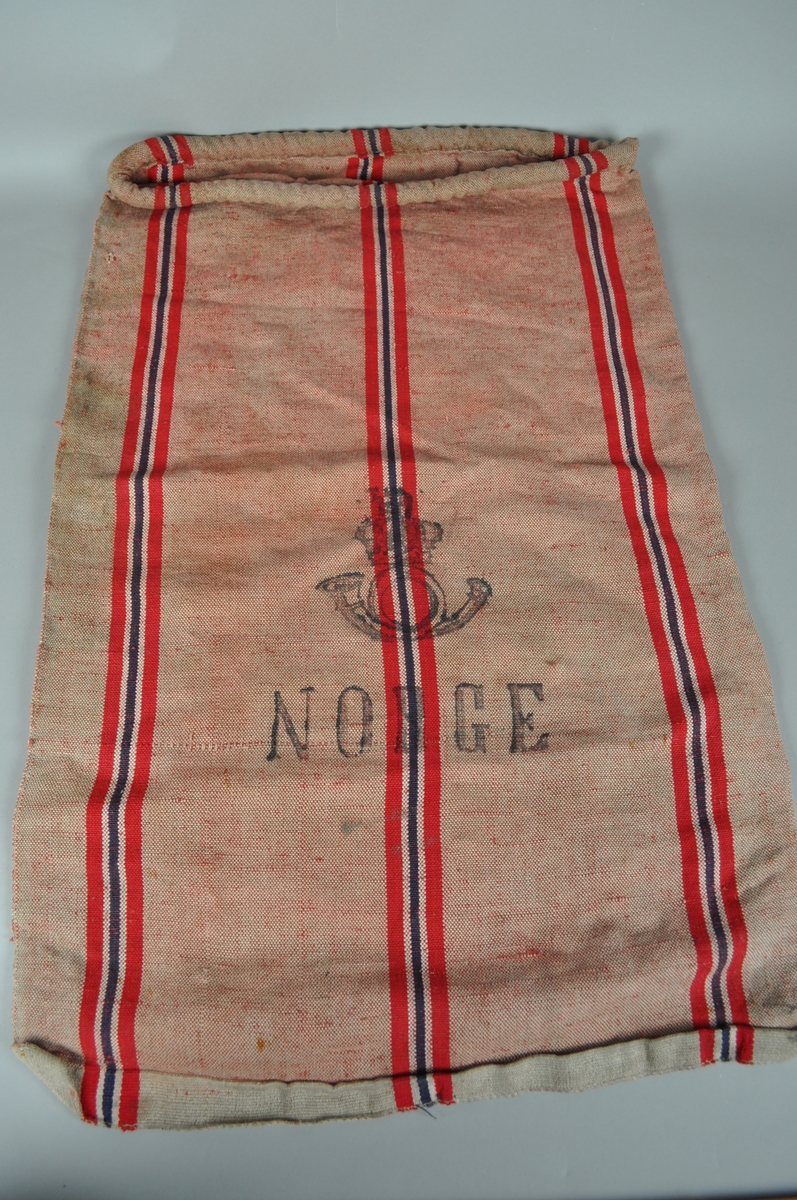 Postsekk i strie med striper.