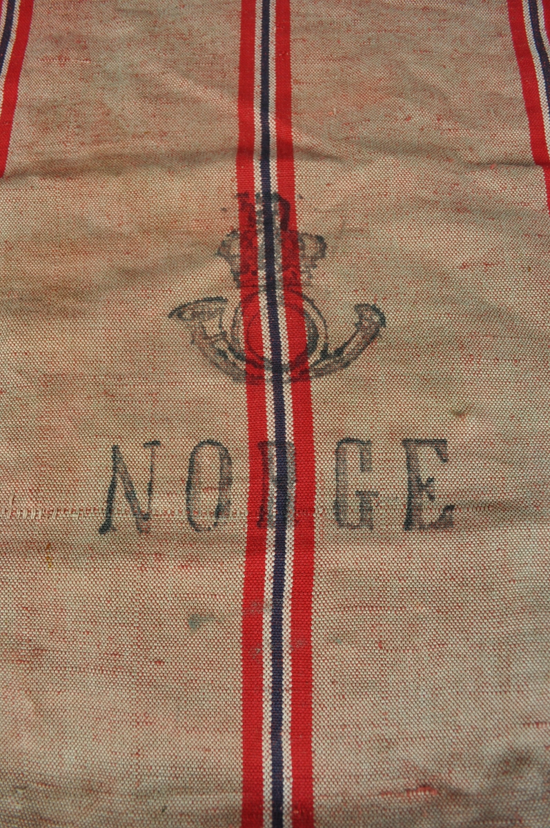 Postsekk i strie med striper.