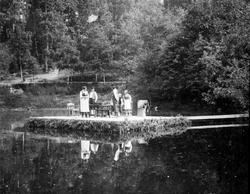 Repro: Teaterscene på flåte i Nordre tjern, Maihaugen, Lille