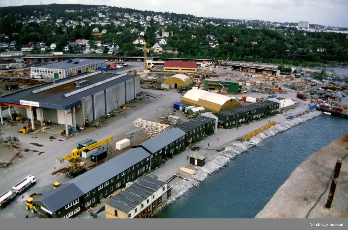 Draugen er under bygging i Jåttåvågen ved Stavanger.  Anleggsområde med brakker, kontorbygg og verksted hører med.