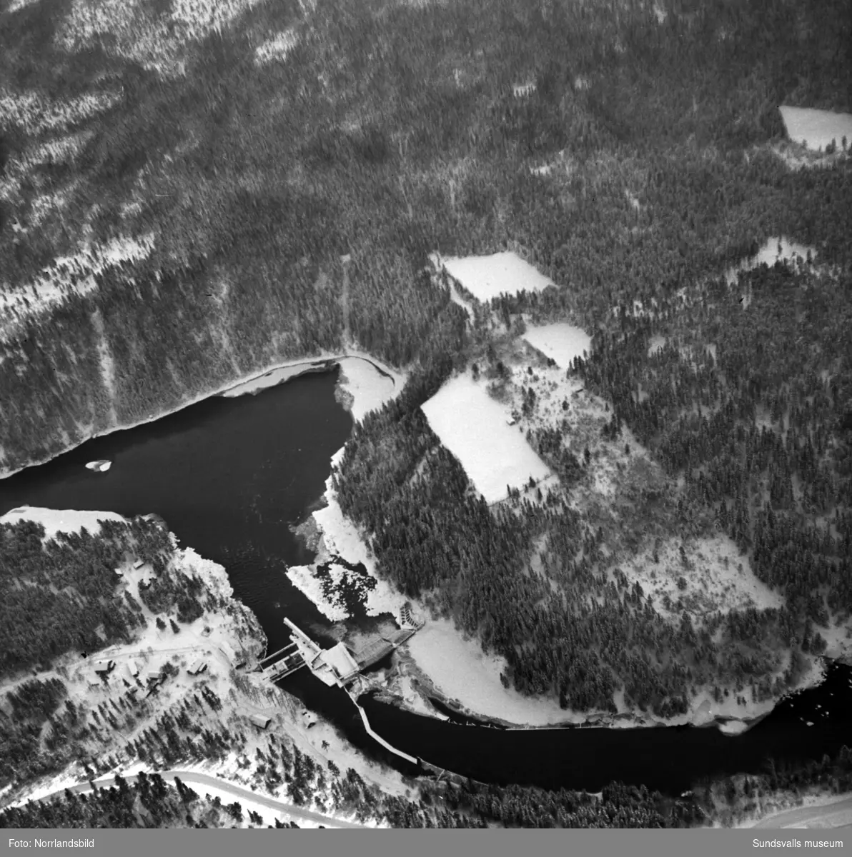 Flygfoto över Viforsens kraftverk vintertid.