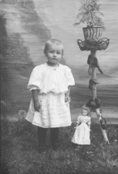 Portrett, jente med dukke, helfigur