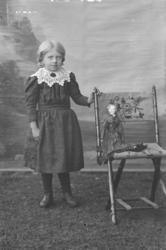 Portrett, jente med dukke, helfigur