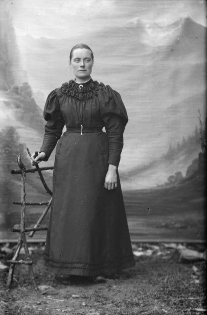 Portrett, helfigur. Mari Randen født i Nord-Fron i 1863