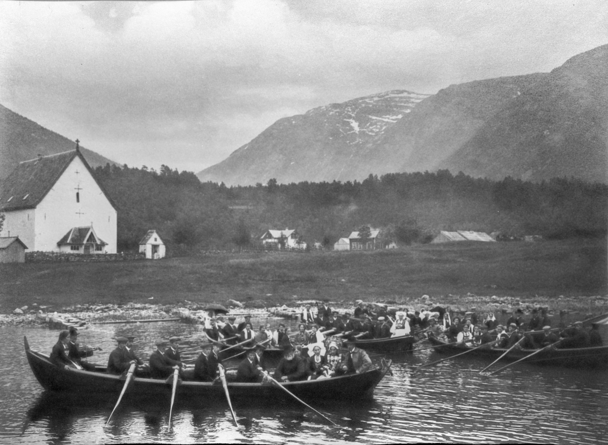 Bruraferd i robåtar til Kinsarvik kyrkje.