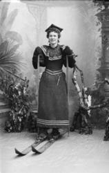 Portrett. Voksen kvinne på ski. Helfigur. Anna Røine