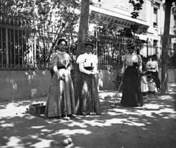 Damer spiller krokket. sport. Oslo? ca 1890. Samlingen har t