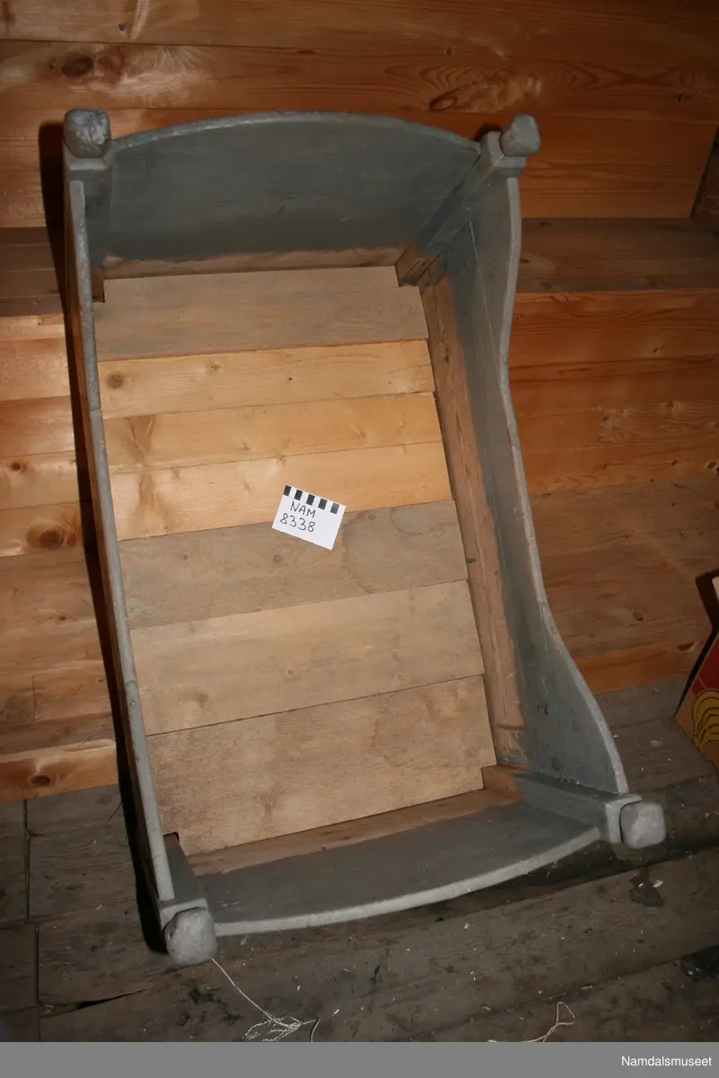 Form: Rektangulær.  Hjørnestolpene har kuler i toppen til pynt
