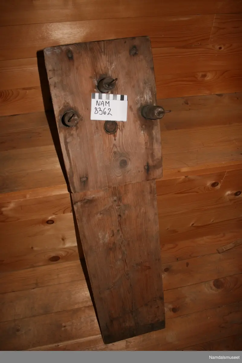 Form: Fjøl med sveiv og tannhjul som drar tre kroker rundt
