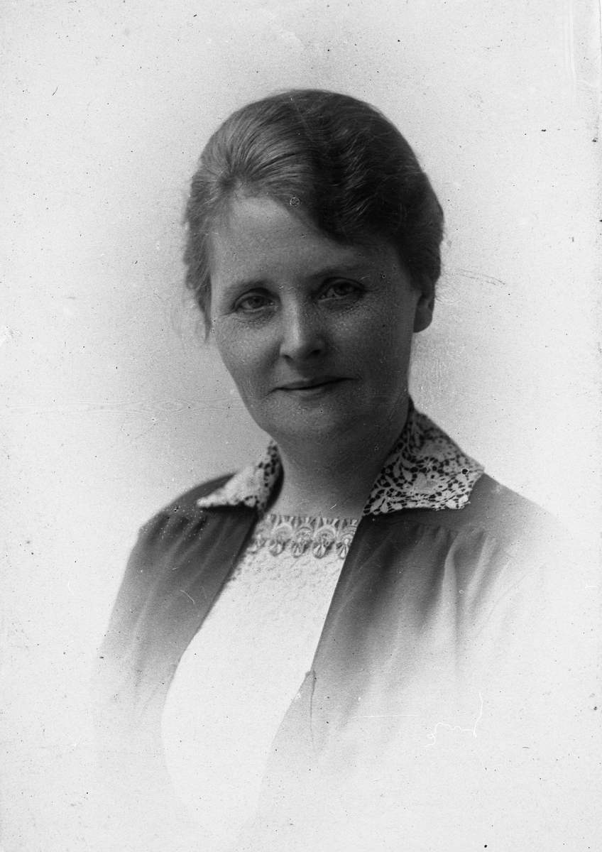 Portrett, dame. Alette Rochmann. Bosatt i Oslo. . Bildet tatt i Kristiania i 1916.