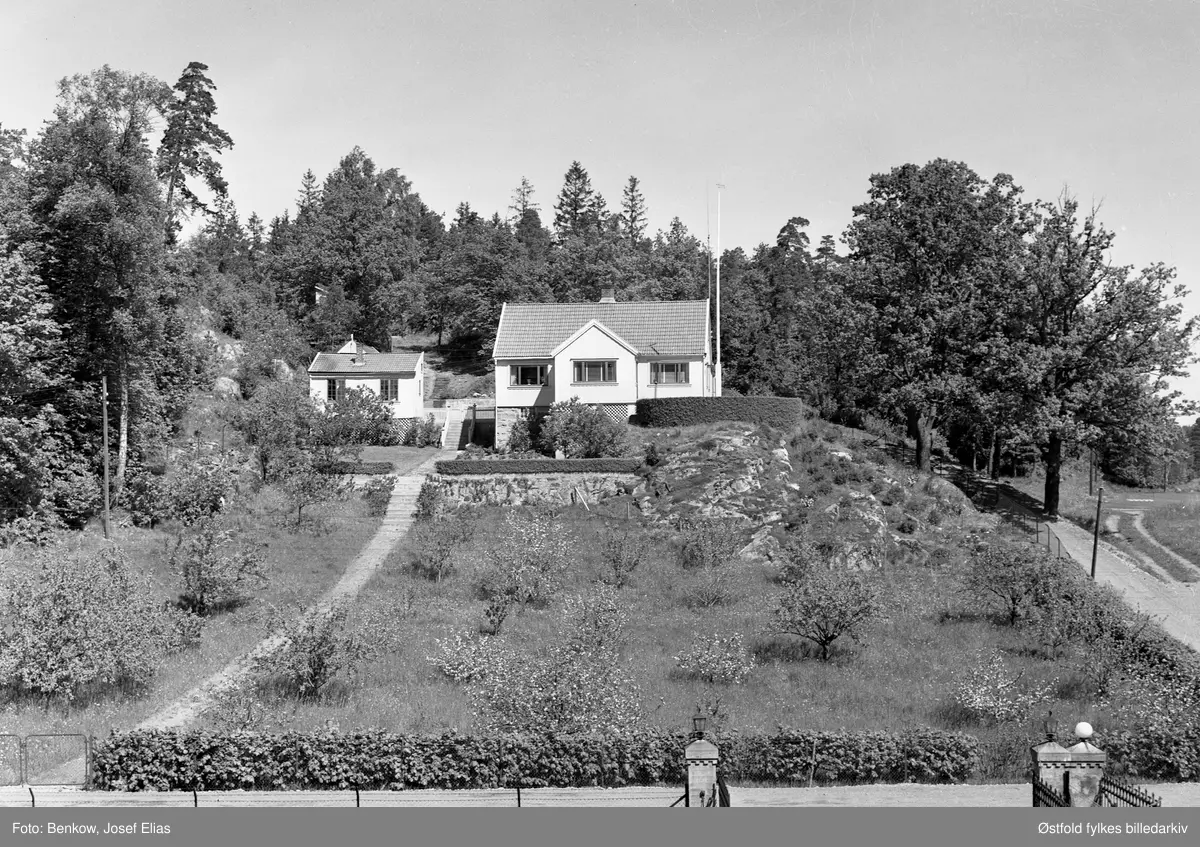 Direktørboligen til Auto-Krosserifabrikken i Møllebakken i Moss. Fotografert ca. 1950 etter utskifting av opprinnelig smårutete vinduer. Tegnet av arkitektene Morgenstierne & Eide. Bestillers navn av bildet Johannes Orderud.
Ivar Stav skriver: "Direktørboligen ligger, som seg hør og bør, rett ovenfor og litt høyere enn fabrikken, slik at sjefen kan ha full oversikt over bedriften hjemmefra." (2008)