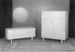 Soveromsmøblement. Skap og kommode.