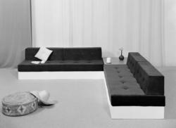 Hjørnebenk med bord.