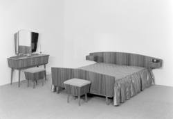 Soveromsmøblement. Seng, nattbord, kommode med speil og krak