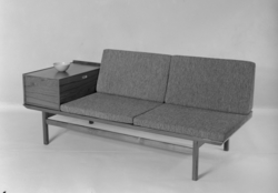 Sofabenk med bord/ oppbevaringsboks. Kombinasjons-sofa med f