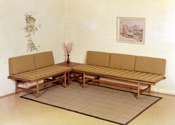 Sofabenk og hjørnebord.