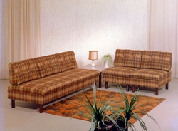 Sofa, hjørnebord og stolar.