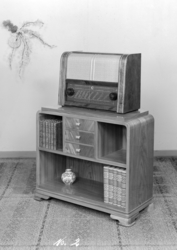 Bokreol med skuffer og hyller.