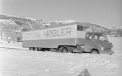 Fotografi av lastebil/ møbeltransport; Ø. Hernæs & Co/ Herne