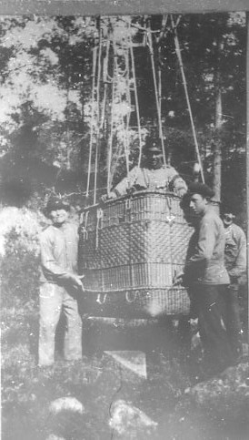Ballongkorg efter landning, i korgen furir Suneson, C-E.
